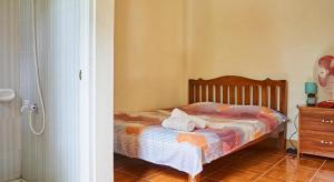 锡基霍尔Fontelo Guest House Siquijor的一间卧室配有一张床,上面有两条毛巾