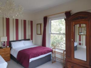 尚克林Clarence House Shanklin的一间卧室设有一张床和一个窗口