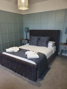 乔利Rooms at The Dressers Arms的一张大床,里面装有两条毛巾