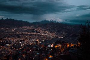 拉巴斯Selina La Paz的夜晚城市与山脉的景观