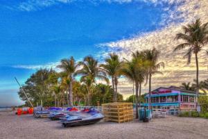 迈尔斯堡San Carlos Paradise!的棕榈树海滩上的一排船