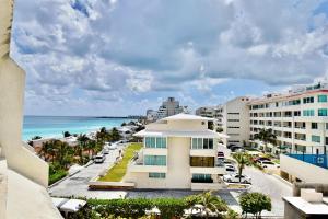 坎昆Solymar Condo Beach Resort by Casago的从大楼欣赏海滩美景