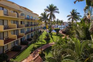 巴亚尔塔港火烈鸟瓦拉塔码头酒店的棕榈树度假村庭院的空中景致