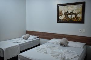 Paraíso do TocantinsTangará Hotel的墙上有两张照片的房间