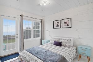 莫克利普斯Sunset Beach Getaway的白色的卧室设有床和窗户