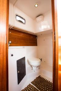 Jacht motorowy Nautika 1000 VIP的一间浴室