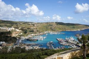 MġarrGetawayNpetto Private Duplex Maisonette with Jacuzzi Hot Tub的享有海港和水中船只的景色