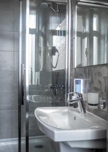 KorostyshivHotel DoZari的白色的浴室设有水槽和淋浴。