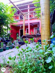 伦索伊斯Suites Casa De Ban的前面有植物的红色房子