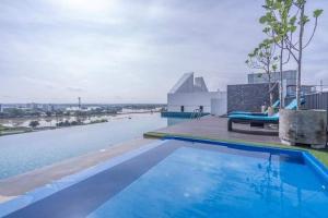 阿罗士打Casa Suite Homestay D'Imperio Professional Suite的大型游泳池享有河景