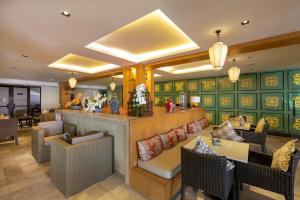 芭东海滩Sawaddi Patong Resort & Spa by Tolani - SHA Extra Plus的大堂,设有酒吧和椅子