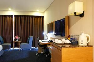 胡志明市Ciao SaiGon Hotel & Spa的酒店客房设有一张书桌、一台电脑和一台电视机
