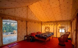 达兰萨拉Hill Ventures - Swiss Glamping with Adventure Activities的帐篷内一间卧室,配有一张床