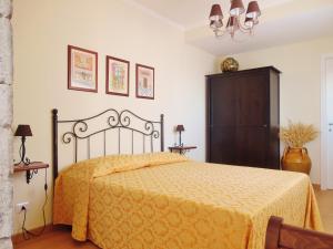 陶尔米纳陶尔米纳天空住宿加早餐旅馆的一间卧室配有一张黄色床罩的床