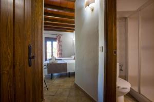 阿洛拉Hostal Valle Del Sol Alora的一间带床和卫生间的浴室