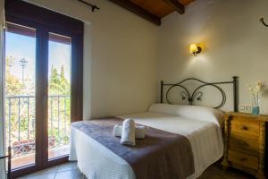 阿洛拉Hostal Valle Del Sol Alora的一间卧室设有一张床和一个大窗户