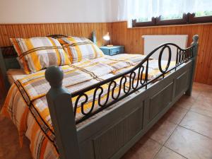 PerštejnChata Údolíčko的一间卧室配有一张大床和木制床头板
