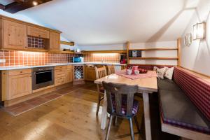 弗拉绍Haus Andrea Unterberger的厨房配有木制橱柜和桌椅