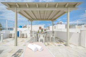 纳克索乔拉Soula Naxos的房屋屋顶上的凉亭,配有桌椅