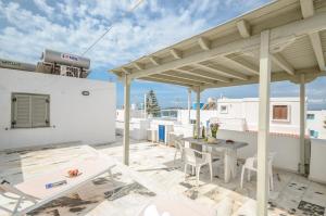 纳克索乔拉Soula Naxos的房屋顶部设有带桌椅的天井。