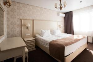 莫斯科弗拉德基诺公寓式酒店的酒店客房设有床、桌子和窗户。