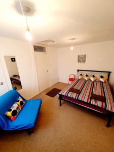 雷利Rayleigh Town Centre 2 Bedroom Apartment的一间卧室配有一张床和一把椅子