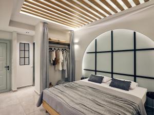扎金索斯镇Bella Vista Apartments的一间卧室设有一张大床和一个大窗户