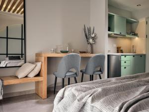 扎金索斯镇Bella Vista Apartments的卧室配有一张床和一张桌子及椅子
