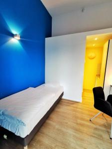 扎芬特姆扎芬特姆奥斯特2号旅舍的卧室配有白色的床和蓝色的墙壁