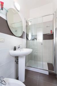 里米尼G House Rimini Spiaggia的白色的浴室设有水槽和淋浴。