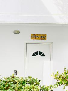 苏尼翁Sounio Golden View Villas的白色的门,上面有标志
