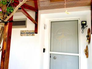 苏尼翁Sounio Golden View Villas的一座带蓝色门的房子的前门