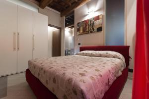 都灵Perla al centro di Torino - next Mole的一间卧室配有一张大床和红色床头板