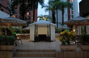 圣保罗保利斯塔奇安诺酒店的凉亭配有桌椅和遮阳伞