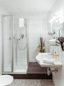 霍赫斯特代林德酒店的带淋浴和盥洗盆的白色浴室