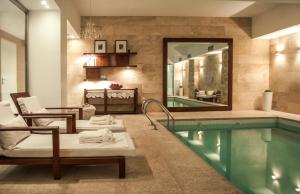 布宜诺斯艾利斯阿瓦套房及溫泉酒店的一个带躺椅的游泳池和一个游泳池
