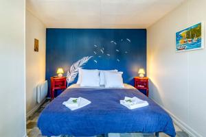 埃皮纳勒Chipote by Carl-Emilie的一间卧室配有蓝色的床和2个床头柜