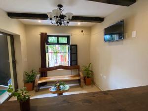 巴利亚多利德Los Candiles的一间带长凳和窗户的客厅