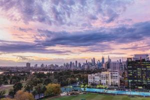 墨尔本View Melbourne的日落时分享有城市天际线的景致