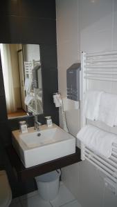 布雷斯特锚地酒店的一间带水槽、卫生间和镜子的浴室