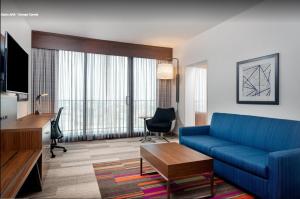 Holiday Inn Express & Suites Santa Ana - Orange County, an IHG Hotel的休息区