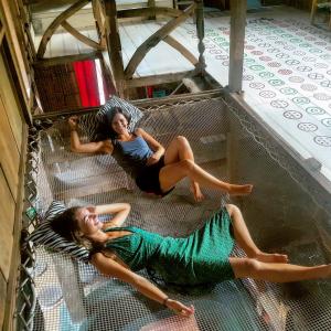 吉利美诺小兔子树旅舍的两个女人躺在笼子里的地板上