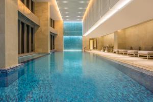 澳门澳门皇冠假日酒店的蓝色建筑中的游泳池