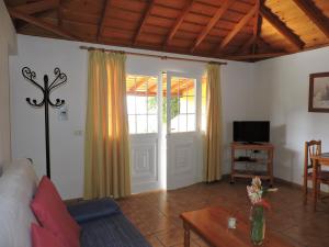 洛斯·亚诺斯·德·阿里丹Casas Las Papayeras, en Los Barros的带沙发和门的客厅