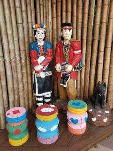 Leye悟 佐茶 Satori tea的两座木雕,站在一只猫旁边