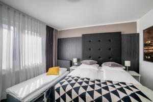 拉尔Eisberg Hotel Schwanen的一间卧室设有两张床和大窗户