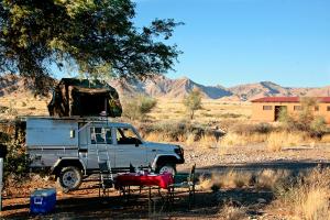 索利泰尔Namib Desert Campsite的停在田间中间的卡车