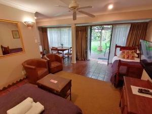布隆方丹Dias Guest House的客厅配有沙发和1张床