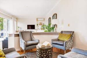 开普敦Backup Powered Table Mountain Family Retreat的客厅配有两把椅子和一张桌子