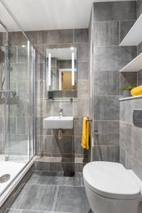 都柏林Highfield House Apartments的浴室配有卫生间、盥洗盆和淋浴。